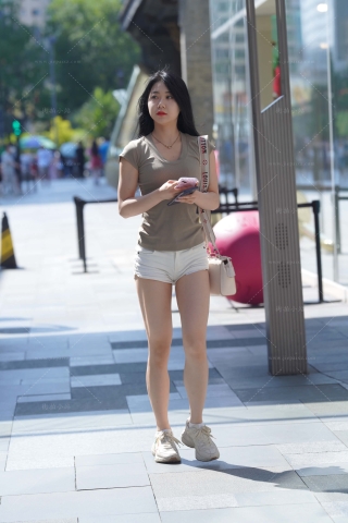 街拍白热裤运动鞋小姐姐