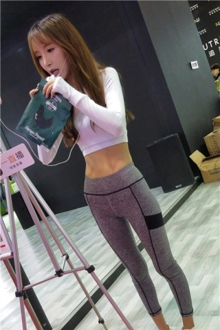 查看完整内容：4K-弹力裤小蛮腰一直播网红美女主播在直播（视频版） - 共6张图片