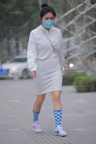 【玻璃街拍】性感白色包臀裙