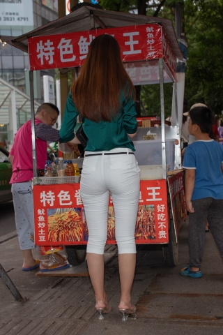 紧致白裤美女 这身材没得挑