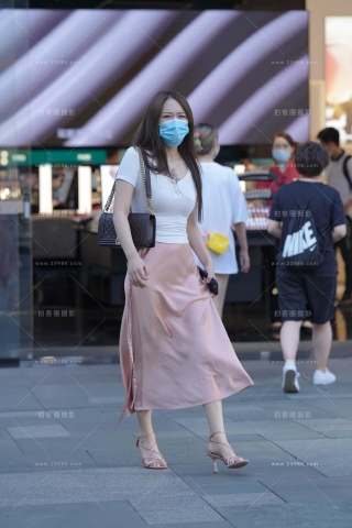 街拍粉色裙粉色高跟美女