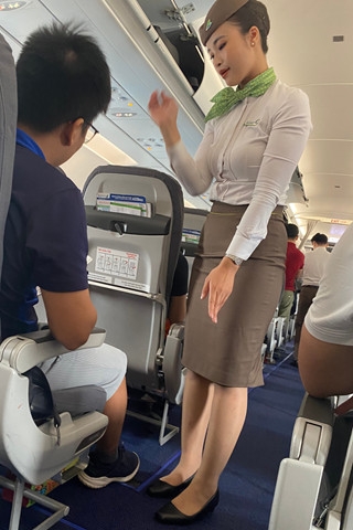 空姐蹲下的诱惑- 高清肉丝高跟 精采【原图+视频】