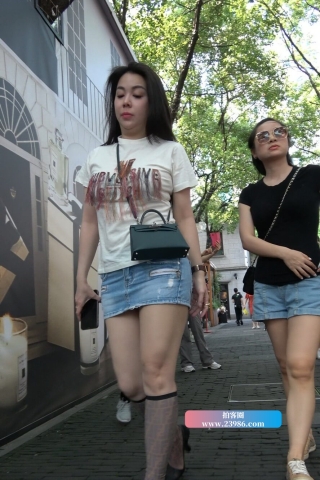 查看完整内容：4K - 短裙长发丰腴美眉 [1.89 GB/MP4]（视频版） - 共10张图片