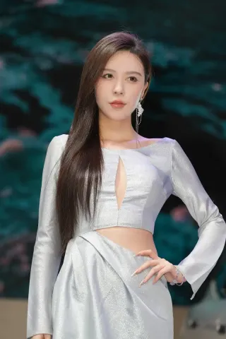 银色长裙嫩模（完整版）