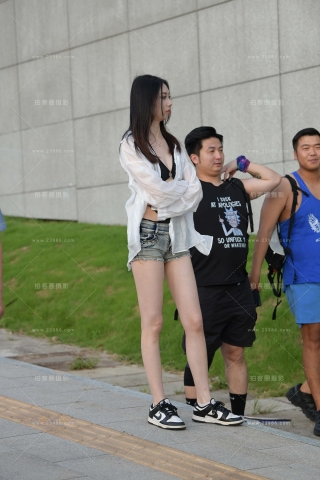 清凉De热裤小姐姐