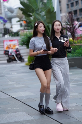 街拍长筒袜美眉跟闺蜜