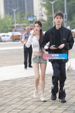 街拍时尚大长腿热裤白皙女友~