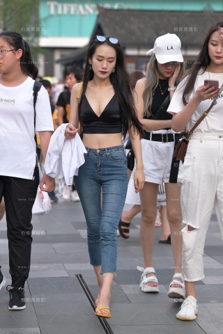 性感低胸露腰紧牛小姐姐