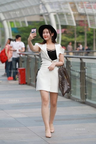 爱美，玩自拍的白皙美腿美女