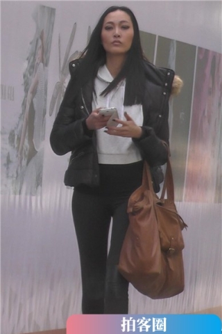 街拍身材劲爆运动鞋长腿美女姐姐 [1.35 GB]（视频版）