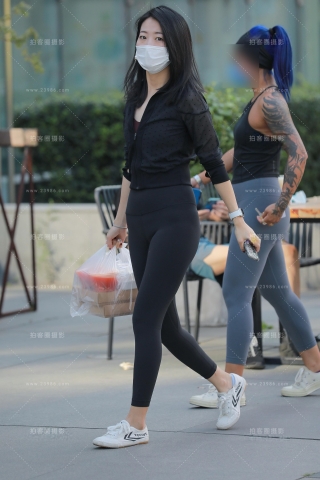 黑色瑜伽裤美眉