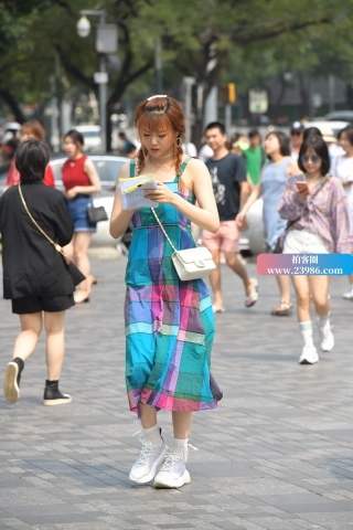 街拍麻花辫长裙女孩