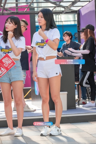 【街拍之魂赛帖】B46、有曲线的展台美女