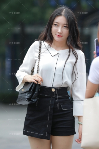 【玻璃街拍】黑色热裤美女