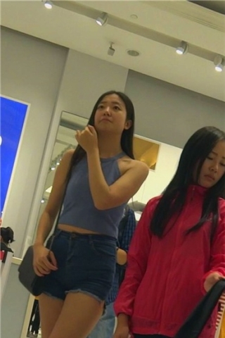 高挑紧身宽臀牛仔热裤女神姐姐逛街！[299 MB/MP4]（视频版）