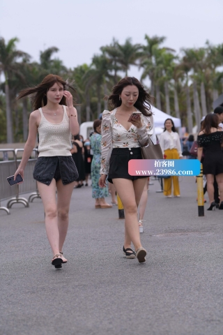 街拍美腿姊妹花