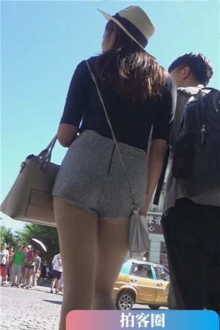 查看完整内容：跟拍超级美腿肉丝热裤女孩跟小男友逛街 [407 MB]（视频版） - 共8张图片