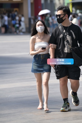 别人家的白皙牛仔裙女友