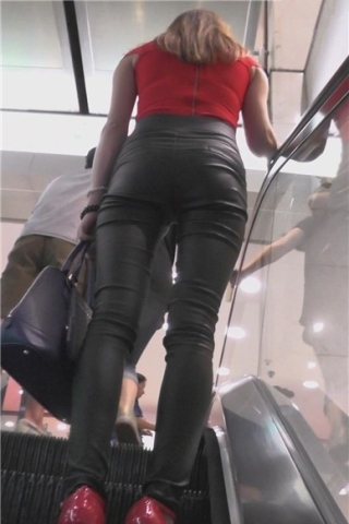 查看完整内容：身材劲爆红高跟皮裤丰满大美女 [3.49 GB]（视频版） - 共10张图片