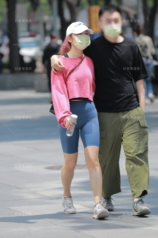 【玻璃街拍】蓝色瑜伽短裤女友