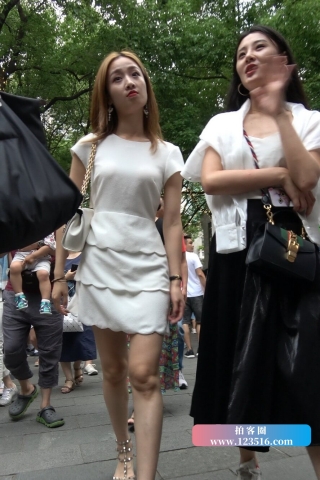 4K - 街拍气质优雅的白裙美女 [1.00 GB/MP4]（视频版）