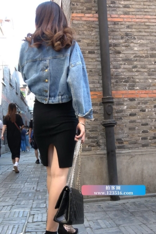4K - 性感高跟鞋街拍牛仔外套女神级美女 [1.26 GB/MP4]（视频版）