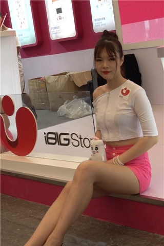 查看完整内容：2018CJ粉色热裤长腿性感美女 [832 MB]（视频版） - 共8张图片