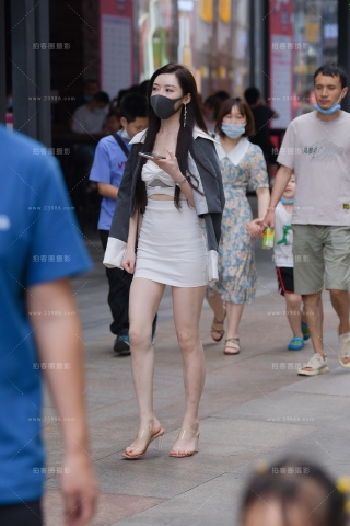 【视觉冲击赛贴】穿梭在步行街中的焦点