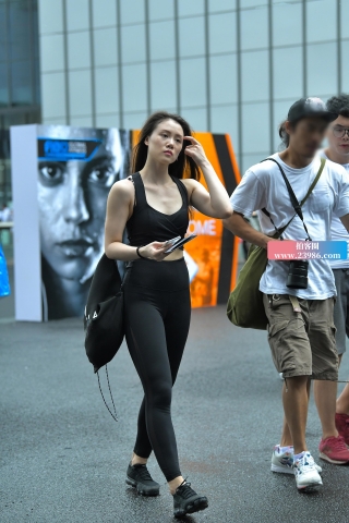 【街拍之魂赛帖】干练修身的黑色运动裤美女