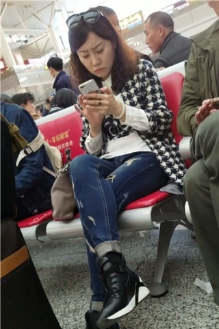 查看完整内容：4k超清，候车室内的紧身蓝牛少f（视频版） - 共10张图片