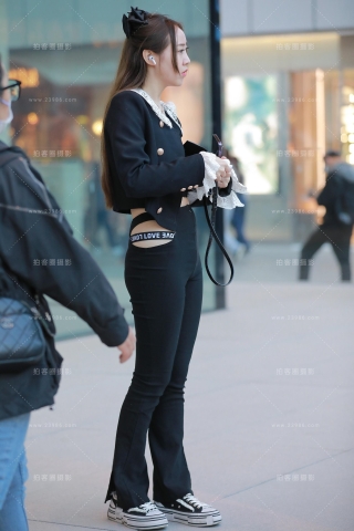 黑色紧身裤小姐姐