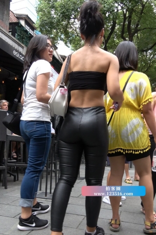 查看完整内容：4K - 街拍皮裤美眉 [1.26 GB/MP4]（视频版） - 共8张图片