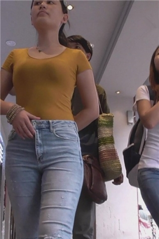 街拍紧身蓝牛性感肉臀美女 [500 MB]（视频版）