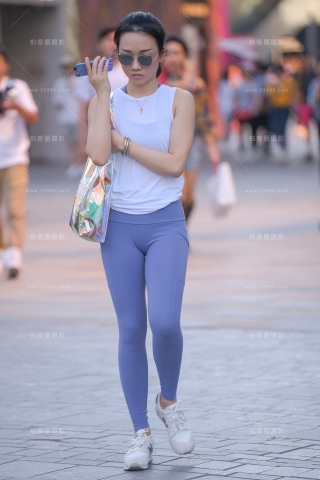 【街拍之魂赛帖】紫色紧身裤