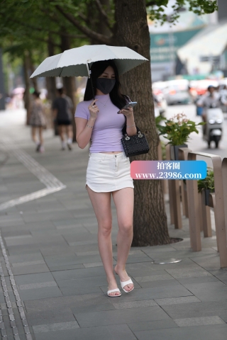 抓拍白热裤美腿小仙女