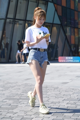 青春靓丽街拍热裤少女