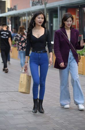 查看完整内容：街拍紧牛长腿姐姐 - 共19张图片