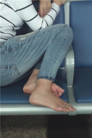 查看完整内容：紧身蓝牛少妇的玉足味道浓郁（视频版） - 共8张图片