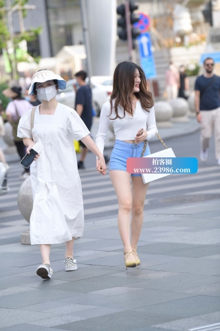 夏日街拍清凉热裤美腿女生