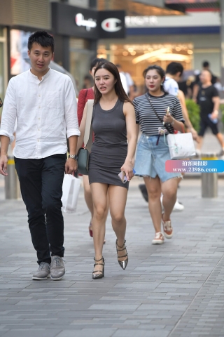 街拍灰色紧身包臀裙美女