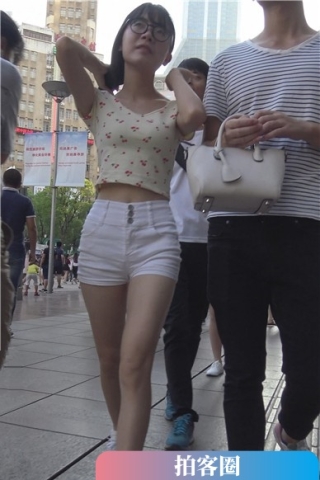 查看完整内容：4k-超短白热裤美腿运动鞋带眼镜的女孩 [1.31 GB]（视频版） - 共10张图片