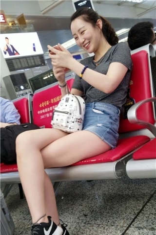 查看完整内容：4k超清，热裤性感美女，抢到红包了这么高兴？（视频版） - 共10张图片