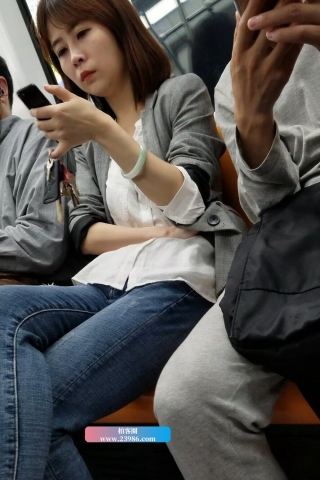 查看完整内容：4K - 街拍牛仔裤高跟姐姐 [978 MB/MP4]（视频版） - 共10张图片