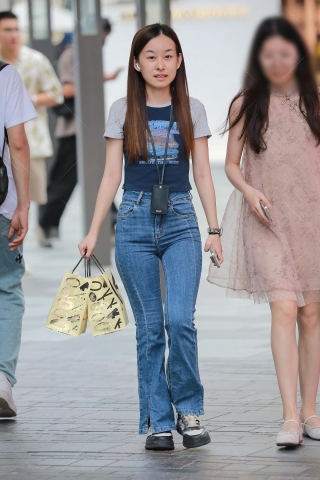 蓝色牛仔裤小妹