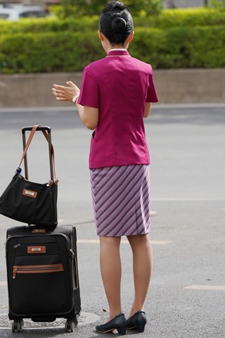 25最新空姐街拍-阳光下南航丝袜的光泽很不错（完整版）