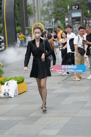 街拍黑色连衣裙灰丝朲槭