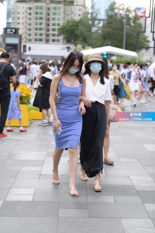 查看完整内容：漂亮气质的蓝色群街拍美女 - 共18张图片