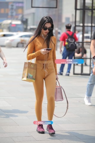 【凯恩赛帖】紧身装裹出迷人性感的身材