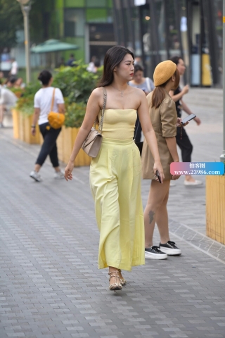 浅黄色、抹胸、喇叭裤