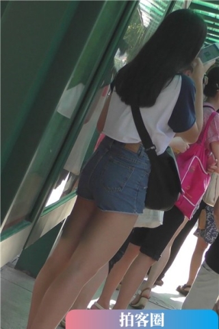 查看完整内容：4k-公交站拍摄牛仔热裤大长腿运动鞋女孩 [559 MB]（视频版） - 共8张图片